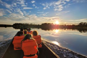 Jokiveneretkeläiset ihailemassa auringonlaskua Nuorajärvellä.