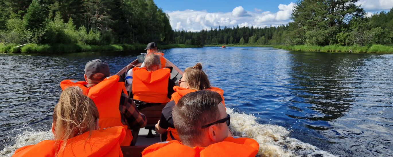 Jokivene ajossa elokuisella Nuorajärvellä.
