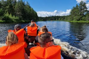 Jokivene ajossa elokuisella Nuorajärvellä.