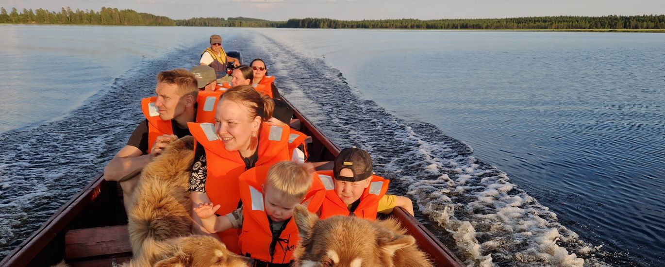 Jokivene ajossa elokuisella Nuorajärvellä.