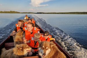 Jokivene ajossa elokuisella Nuorajärvellä.
