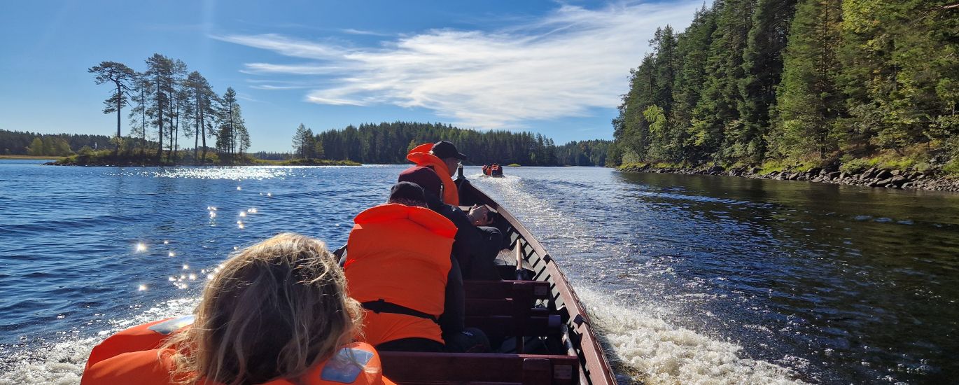 Jokivene ajossa Petkeljärvellä.